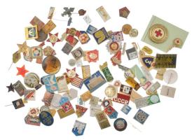 Kis zacskónyi külföldi, nagyrészt szovjet kitűző és jelvény tétel, közte több sporttal kapcsolatos darab T:vegyes A small bag of foreign, mostly Soviet badges, including several sports-related pieces C:mixed