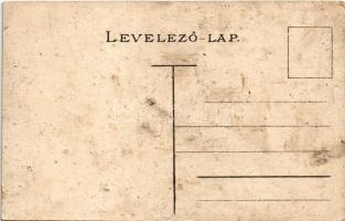 Budapest XXII. Budafok (?), szüretelő munkások (lyuk / hole)