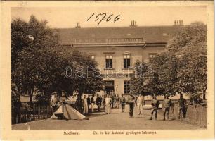 Szolnok, Cs. és kir. katonai gyalogos laktanya, ivóvíz kút katonákkal. Gettler József 30-1914. (Rb)