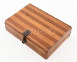 Fa doboz, benne különféle kirakójátékok, dobókockák, doboz mérete: 24,5x17x6,5 cm