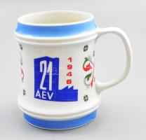 Hollóházi porcelán korsó, "ÁÉV (Állami Építőipari Vállalat) 21 1946" felirattal. Hibátlan,...