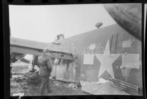 II. világháborús magyar katonák egy lelőtt amerikai bombázónál, 7 db kisfilm negatív kocka