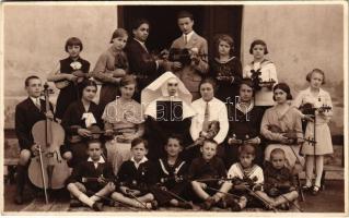 Máramarossziget, Sighetu Marmatiei; Gyermek vonós zenekar, hegedűk / children string orchestra, violinists. Fotograf Ioan Szabó János, photo