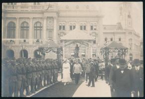 cca 1918 Nagyvárad (Oradea), I. világháborús katonai emlékmű avatási ünnepsége a Városháza előtt, fotó, 22x15 cm