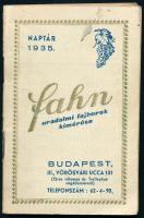 1935 Fahn uradalmi fajborok kimérése, Bp., III., Vörösvári ucca 131, előjegyzési naptár néhány italreklámmal, számos érdekes ceruzás bejegyzéssel feltehetően Kézdi-Kovács Lenke, Kézdi-Kovács László (1864-1942) festőművész, műkritikus lányától, Sárdy Brutus (1892-1970) festőművész, restaurátor feleségétől, borítón apró folttal