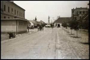 cca 1930-1940 Drávafok vasútállomás, mozdony és utcarészlet, 3 db kisfilm negatív kocka