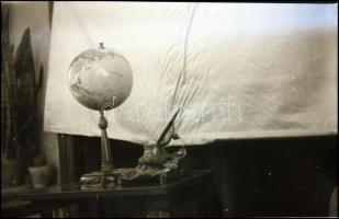 Régi lakásbelsők, bútorok, 8 db fotónegatív, 6×6 és 6×9 cm