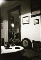 Régi lakásbelsők, bútorok, 8 db fotónegatív, 6×6 és 6×9 cm