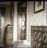 Régi lakásbelsők, bútorok, 8 db fotónegatív, 6×6 és 6×9 cm