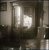 Régi lakásbelsők, bútorok, 8 db fotónegatív, 6×6 és 6×9 cm