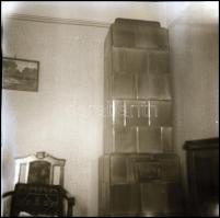 Régi lakásbelsők, bútorok, 8 db fotónegatív, 6×6 és 6×9 cm