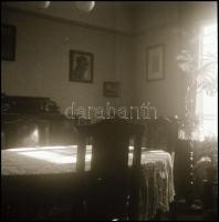 Régi lakásbelsők, bútorok, 8 db fotónegatív, 6×6 és 6×9 cm