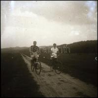 cca 1930-1940 Kerékpárosok, 3 db fotónegatív, 6×6 cm