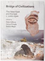 Bridge of Civilizations. The Near East and Europe c. 1100-1300. Edited by Peter Edbury, Denys Pringle, and Balázs Major. Oxford, 2019., Archaeopress Publishing Ltd. Angol nyelven. Izgalmas képanyaggal, térképekkel, alaprajzokkal illusztrált. Kiadói kartonált papírkötés.   Major Balázs (1975-) régész, történész, a Pázmány Péter Katolikus Egyetem tanára, a Szíriai-Magyar Régészeti Misszió alapítója. Margat, a Szentföld legnagyobb keresztes lovagvárának feltárásnak vezetője 2007 óta.