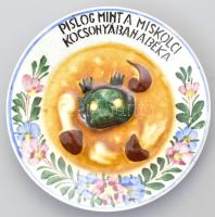 Hollóházi antik humoros tálka "Pislog mint a miskolci kocsonyában a béka" felirattal béka plasztikus díszítéssel, kézzel festett, jelzett, repedt mázzal, d: 14,5 cm