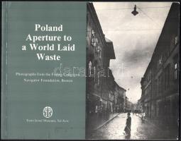 Poland Aperture to a World Laid Waste. Photographs from the Forbes Collection Navigator Foundation, Boston. Tel Aviv,1988,Eretz Israel Museum. Angol nyelven. Fekete-fehér fotókkal. Kiadói papírkötés.