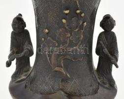 Antik kínai kétfigurás bronz váza, jelzés nélkül, minimális kopottsággal, m: 16,5 cm