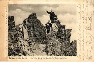 1899 (Vorläufer) Tátra, Magas-Tátra, Vysoké Tatry; Auf dem Gipfel der Gerlsdorfer Spitze (2663 m). C. Schröter 4019. / Gerlachfalvi-csúcs túrázókkal / Gerlachovsky stít, hikers