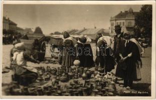 1929 Ungvár, Uzshorod, Uzhhorod, Uzhorod; Podk. rus. na trhu / piac, árus fazekas termékekkel / market, potter vendor. Themac photo (vágott / cut)