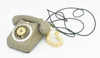 Telefongyár CB 667-es telefonkészülék, 1965-1970 körül, szürke színben, alján &quot;Magyar Posta tulajdona&quot; jelzéssel, fellelt állapotban, 23x19x11 cm