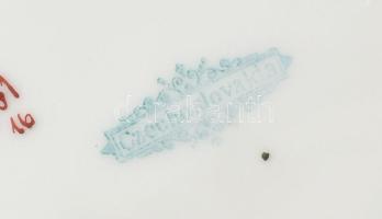 2 darab antik csehszlovák porcelán falitál, virágmintával, jelzett, kopással, d: 23 cm