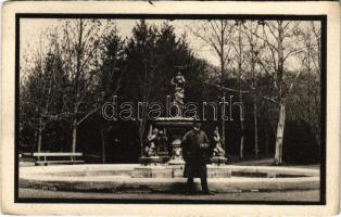 1917 Versec, Werschetz, Vrsac; szökőkút a parkban. Kirchner Amália kiadása / fountain (EK)