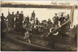 1913 Alsóváradja, Marosportus, Partos, Oarda; Gyulafehérvári ponton kirándulás katonákkal / boat trip on Mures river near Alba Iulia, soldiers. photo (EK)