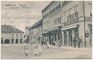 1915 Beszterce, Bistritz, Bistrita; Marktplatz Nordseite, Apotheke / Piac tér északról, C. W. Knopp bazár, Kollmann és Keresztes üzlete, Gyógyszertár. C. W. Schnell könyvkereskedése és saját kiadása / marketplace, bazaar, shops, pharmacy, publisher's shop