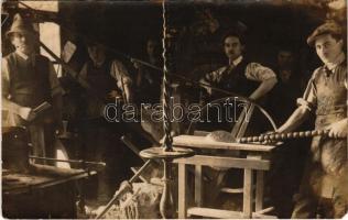 1930 Sepsiszentgyörgy, Sfantu Gheorghe; Kondráth József asztalos és esztergályos műhelye tanoncokkal, belső. Templom út 9. / carpentry and turning workshop with apprentices, interior. photo (EK)