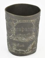 1896 Milleniumi emlékpohár, ón, körben jelenetekkel díszítve, jelzett, horpadásokkal, m: 9,5 cm