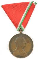 1939. Magyar Bronz Vitézségi Érem bronz kitüntetés, fémjel nélkül, modern mellszalaggal T:AU,XF / Hungary 1939. Bronze Medal for Bravery bronze decoration with modern ribbon C:AU,XF NMK 439.