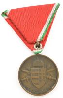 1939. "Magyar Bronz Vitézségi Érem" bronz kitüntetés, fémjel nélkül, modern mellszalaggal ...