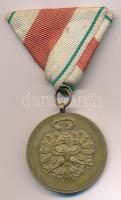 Ausztria 1928. &quot;Tirol Emlékérem 1914-1918&quot; bronz kitüntetés fakó mellszalagon. &quot;A Haza védelmezői 1914-1918, Tirol&quot;. Szign.: TJ (37mm) T:XF Austria 1928. &quot;Tyrol Commemorative Medal 1914-1918&quot; Br medallion with pale ribbon &quot;Das Land Tirol - den Verteidgern des Vaterlandes 1914-1918&quot;. Sign: TJ (37mm) C:XF