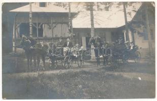 Gyergyólibántelep, Libán (Gyergyóújfalu, Suseni); Vadász kastély (?), lovashintók / Hunting castle, horse chariots. photo (fl)