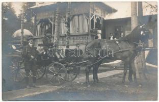 Gyergyólibántelep, Libán (Gyergyóújfalu, Suseni); Vadász kastély (?), lovashintó, vadász puskával / Hunting castle, horse chariot, hunter with gun. photo