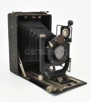 cca 1930-1940 GOMZ Fotokor-1 szovjet gyártmányú harmonikás fényképezőgép, Ortagoz 135mm f/4.5 objektívvel, kissé viseltes állapotban / GOMZ Fotokor-1 Vintage USSR folding camera, in slightly worn condition
