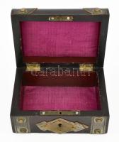 Régi fémveretekkel díszített ékszeres doboz, bélelt, kulcs nélkül, szép állapotban, 13x9,5x7 cm