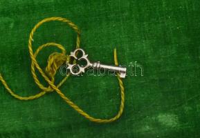 Art deco ékszeres doboz, fa, kulccsal, zárja sérült, helyenként felületi repedéssel, 26x17x9 cm