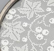 Üvegbetétes fémperemes antik tálca, befoglalt csipkével, szép állapotban, d: 30,5 cm