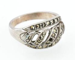 Ezüst(Ag) gyűrű, hiányos kő berakással, jelzett, méret: 51, bruttó: 4,1 g