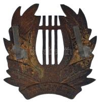 DN Zománcozott, lantot ábrázoló lemezjelvény, a hátlapon kivehető a zománcozás alatti "BARTÓK B...