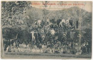 Ada Kaleh, törökök csoportképe török zászlókkal. Leporellolap belül bazárral és Bego Mustafaval; Ali Mehmed kiadása / Turkish people with Turkish flags. Leporellocard with bazaars and Bego Mustafa inside (belseje hiányzik / missing inside)