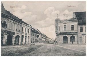 1915 Beszterce, Bistritz, Bistrita; Marktplatz und Beutlergasse / Piactér és Erszény utca, Binder, Julus Thalmeiner, Carl Lebküchner üzlete, gyógyszertár, közjegyző / market square, street view, shops, pharmacy, notary (r)