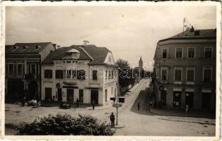 1941 Szászrégen, Reghin; Trutia szálloda, Luther üzlete, utcai árusok, piac / hotel, shops, market vendors on the street