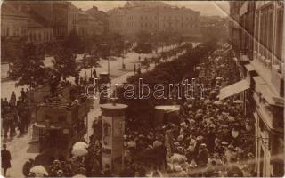 1909 Arad, forgalmas utcai jelenet emeletes autóbuszokkal, üzletekkel. Ruhm Ödön photo / busy street scene with double-decker autobuses and shops. photo (EB)