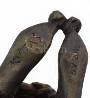 Kutas László (1936-): Üldögélő harlekin. Bronz szobor, jelzéssel, 50/2016 számozással, hibátlan, m: ...