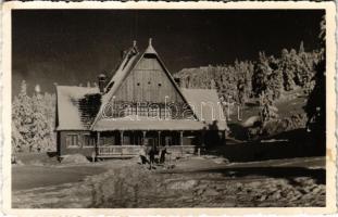 Hargitafürdő, Harghita-Bai; menedékház síelőkkel, téli sport / tourist house with skiers, winter sport (EK)