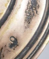 Csiszolt és hántolt mintás üveg váza, ezüst (Ag) talpazattal, jelzéssel, hibátlan, m: 20,5 cm