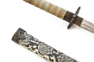 Katana. Kobrafejes markolattal, összefonódó sárkányt és kígyót mintázó markolatvédővel (cuba). Kígyó...
