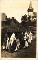 Körösfő, Izvoru Crisului (Kalotaszeg, Tara Calatei); Templomba menet. Fischer J. 1935. / churchgoers